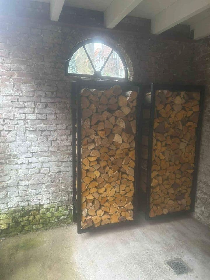 Hangend houtrek aan de muur