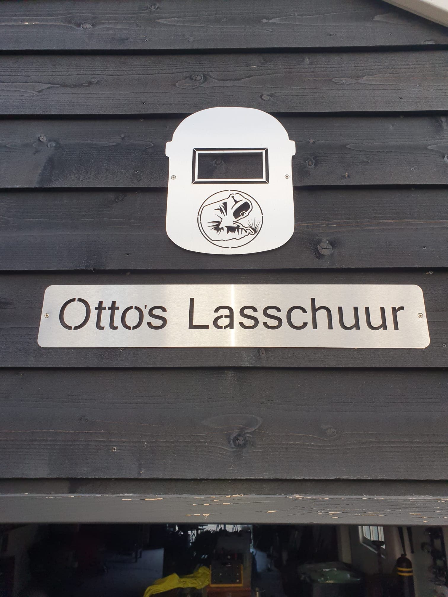 Logo en naambord van staal