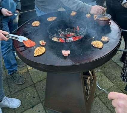 OB Plancha 1 meter diameter op Cortenstaal onderstel