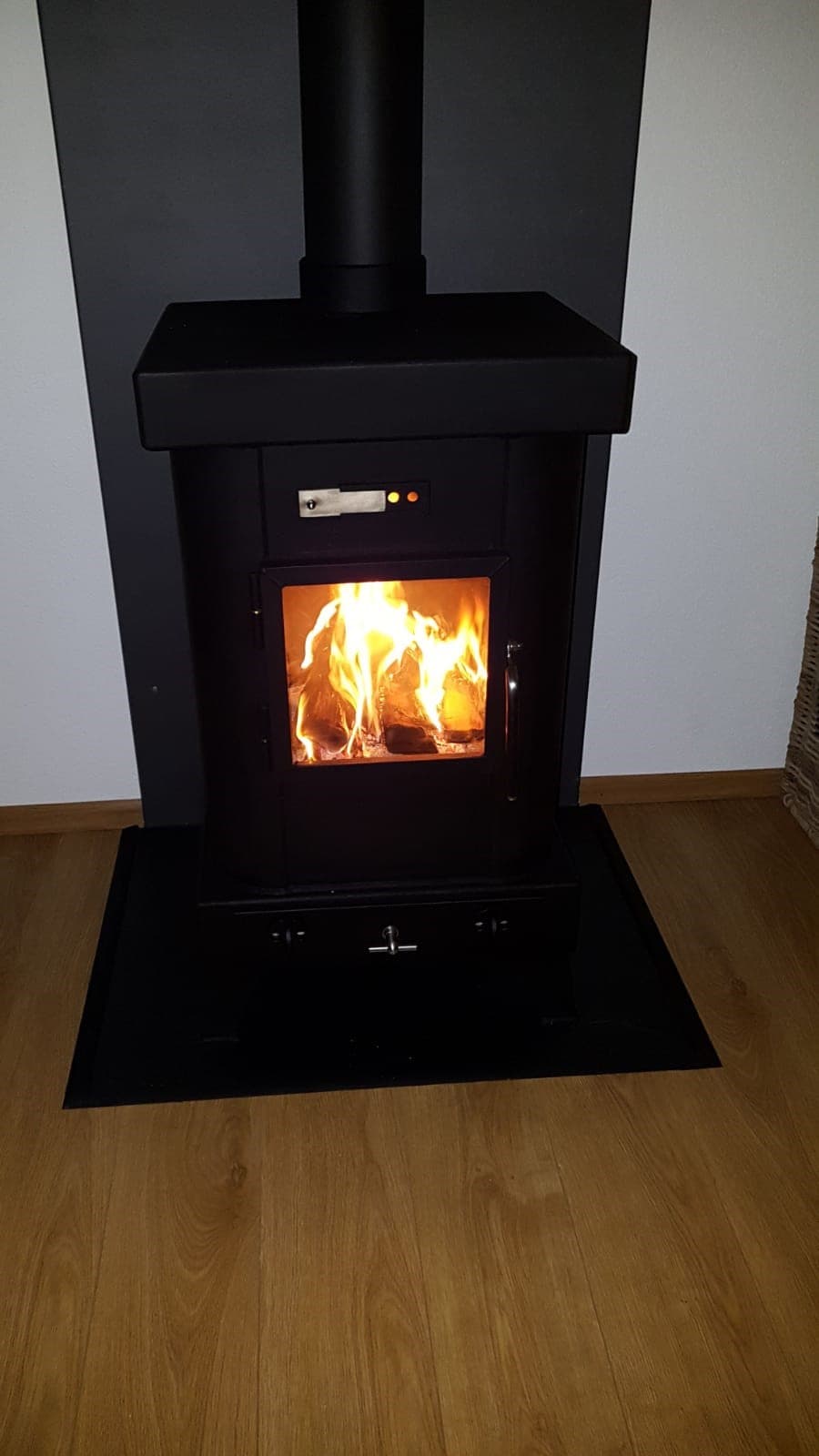 Sierlijke houtkachel vooraanzicht