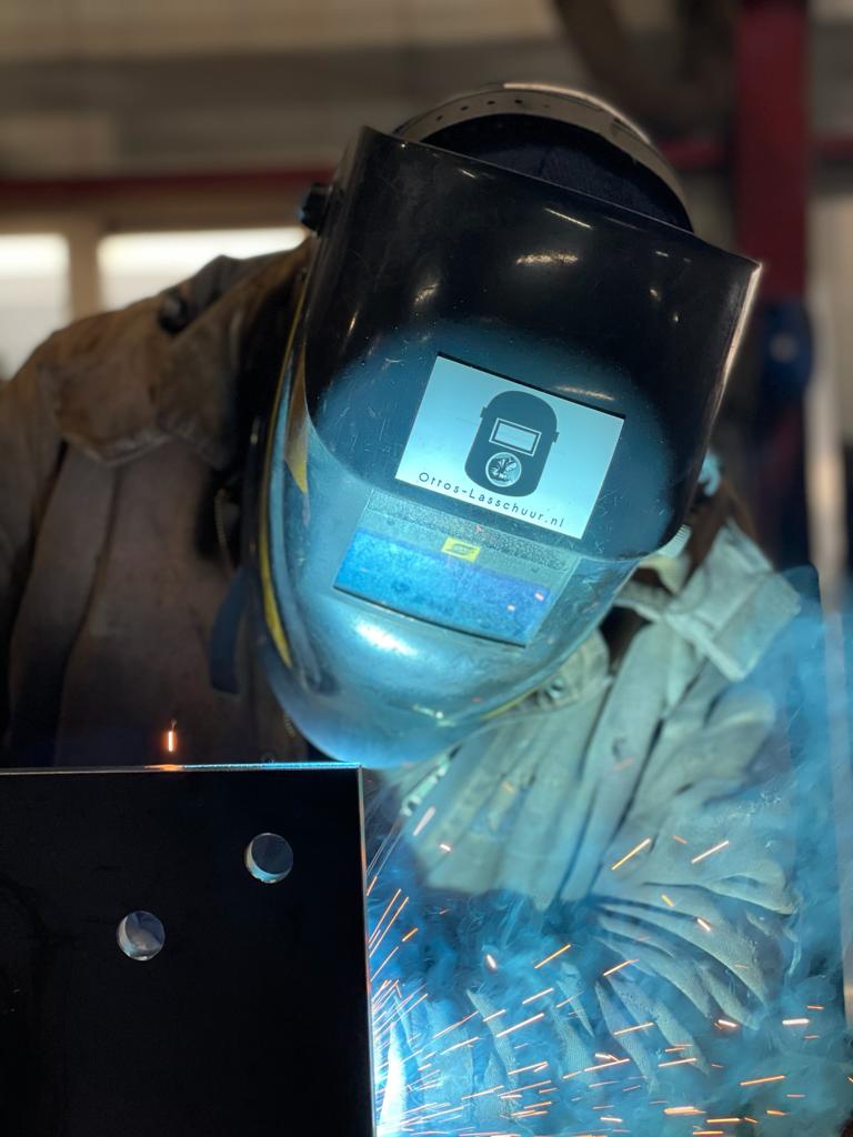 Otto's Lasschuur werkplaats - hier worden plancha's, kachels en decoratie met de hand gemaakt